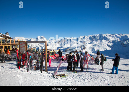 Skifahrer auf der Piste am oberen Rand der Saulire Gondel, Courchevel 1850, Frankreich. Stockfoto