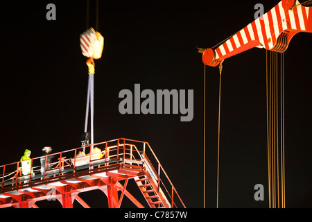 Zusatzlösungen Rotorblätter auf ein Aufbocken Lastkahn in Mostyn, für den Offshore-Windpark Walney. Stockfoto