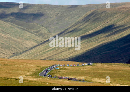 Die Tour of Britain Stufe 4 Rennen Pelaton macht seinen Weg durch den Brecon Beacons National Park in Süd-Wales. Stockfoto