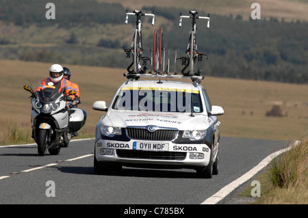 4 Etappe der Tour of Britain Fahrrad macht seinen Weg durch die Brecon Beacons auf einer abgelegenen Straße in der Nähe von Penderyn. Stockfoto