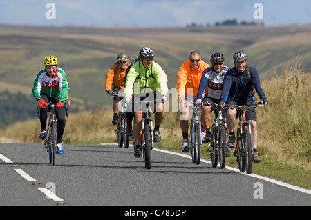 Die Tour of Britain-Rennsport-Fans von der Bühne Reiten. Stockfoto