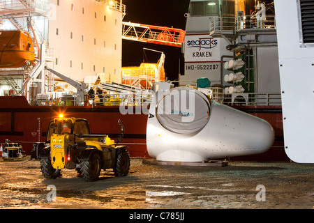 ein Aufbocken Lastkahn laden Wind Turbine Teile auf den Docks in Mostyn für den Offshore-Windpark Walney. Stockfoto