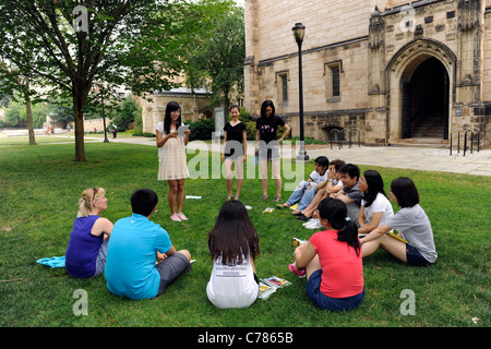 Ausländische Studierende, die einen Sketch auf English Language Institute an der Yale University Summer School zu tun. Stockfoto