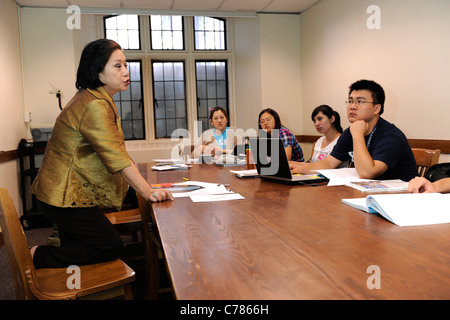 Ausländische Studenten an der English Language Institute in Yale Summer School anhören ihre philippinische amerikanische Lehrer. Stockfoto