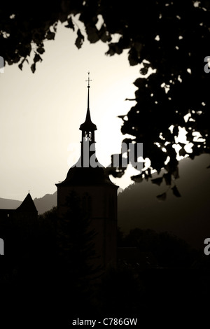 Kirchturm in Gruyeres Schweiz in den frühen Morgenstunden Stockfoto