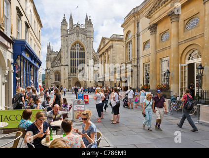 Cafe am Kloster Friedhof vor der Abteikirche von Bath und die Roman Baths, Bath, Somerset, England, UK Stockfoto