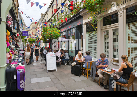 Geschäfte und Cafés auf Northumberland-Platz im Zentrum Stadt Bath, Somerset, England, UK Stockfoto