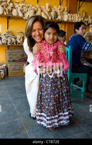 Mexikanische First Lady Margarita Calderón Posen mit einem jungen Mädchen während einer Tournee Holz Handwerk Werkstatt in Oaxaca Stockfoto