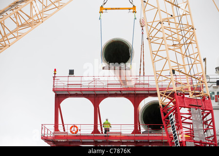 Laden Rotorblätter auf ein Aufbocken Lastkahn für die Walney dockt an Offshore-Windpark bei Mostyn. Stockfoto