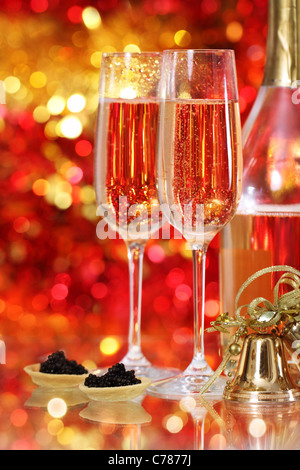 Champagner in zwei Gläser mit schwarzem Kaviar an Weihnachten Hintergrund Stockfoto