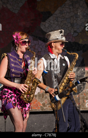 Saxophone im März vierten Marching Band, die erklingt in Bumbershoot 2011, Seattle, Washington, USA Stockfoto