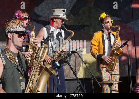 Saxophonsatz März vierten Marching Band, die erklingt in Bumbershoot 2011, Seattle, Washington, USA Stockfoto