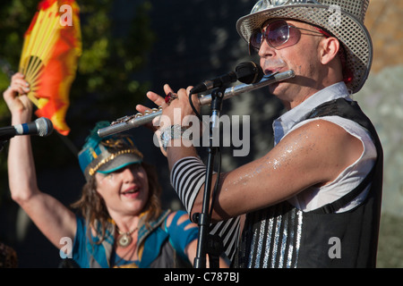 Flötist Solospiel, März vierten Marching Band Umrahmung 2011 Bumbershoot, Seattle Center, Seattle, Washington, USA Stockfoto