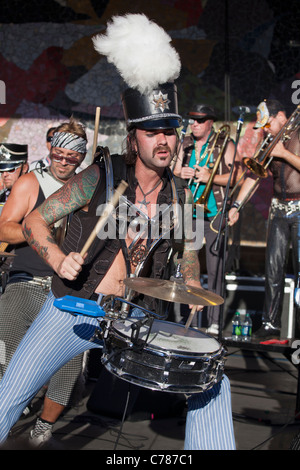 Schlagzeuger, März vierten Marching Band beim Bumbershoot 2011, Seattle, Washington, USA Stockfoto