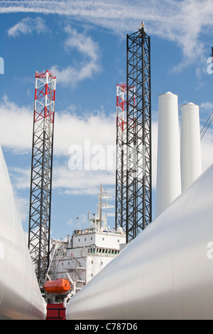 Wind Turbine Teile für den Offshore-Windpark Walney auf den Docks in Mostyn bestimmt. Stockfoto