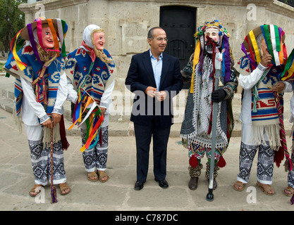 Präsident Felipe Calderon mit kostümierten Darstellern im Park in Morelia, Mexiko Stockfoto