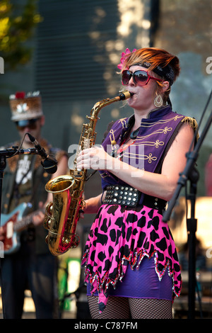 Saxophonist, März vierten Marching Band beim Bumbershoot 2011, Seattle, Washington, USA Stockfoto