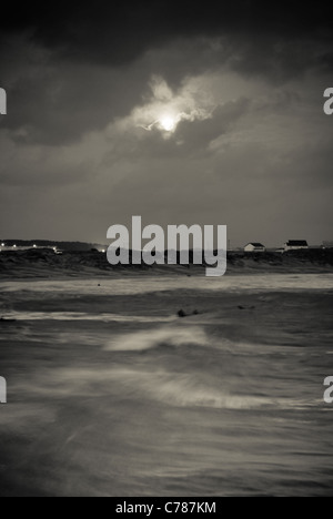 Surfer der Vollmond und Flut genießen. Coney Strand, Porthcawl, Wales. Stockfoto