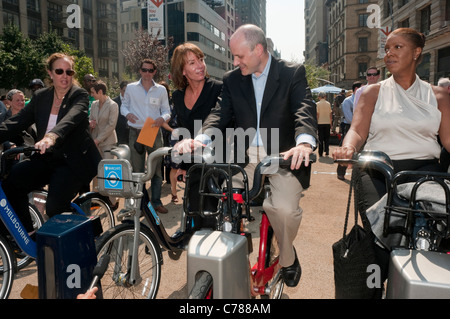 Gale Brewer, NYC Abteilung der Transport Kommissar Janette Sadik-Khan, stellvertretender Bürgermeister Howard Wolfson, Letitia James Stockfoto