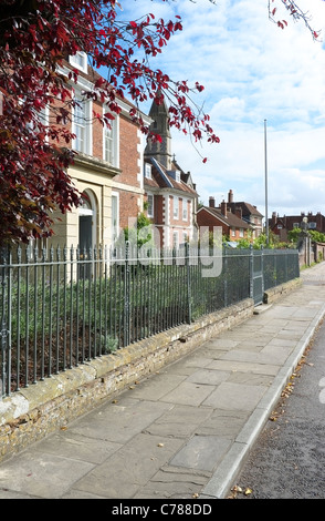 Eisengitter, Pflaster und Sarum College in Salisbury Cathedral Close Stockfoto