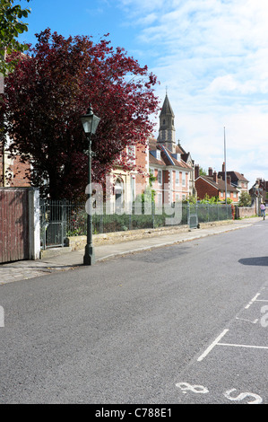 Eisengitter, Pflaster und Sarum College in Salisbury Cathedral Close Stockfoto