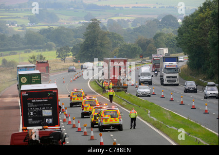 Landstraßen Agentur Traffic Officer besuchen einen Verkehrsunfall auf dem Autobahnnetz Stockfoto