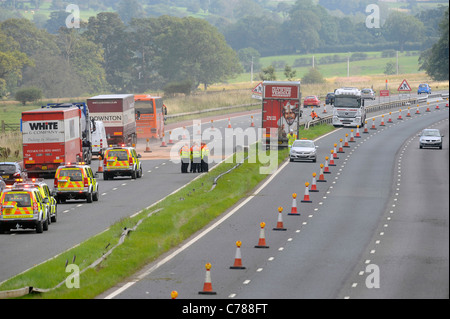 Landstraßen Agentur Traffic Officer besuchen einen Verkehrsunfall auf dem Autobahnnetz Stockfoto