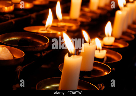 Nahaufnahme von Reihen von Gebet Kerzen in einer katholischen Kirche Stockfoto