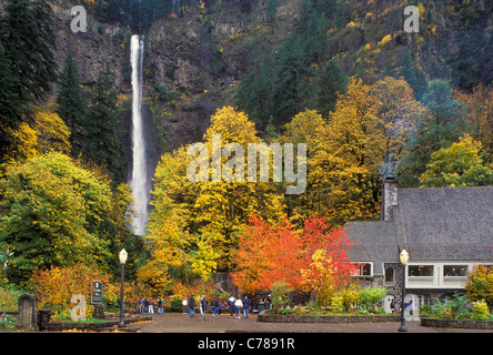Multnomah Falls und Lodge mit Bäumen im Herbst Farbe; Columbia River Gorge National Scenic Bereich, Oregon. Stockfoto