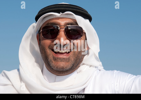 Arabische Mann von Dubai mit traditionellen Kleid Dishdasha (Robe) und Kaffiyehs (Kopfbedeckung); Vereinigte Arabische Emirate. Stockfoto