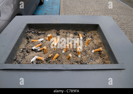 Aufnahme für Zigarettenkippen auf einer Straße in Frankreich Stockfoto