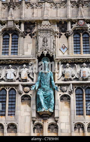 Die Bronzefigur von Jesus Christus an der Kathedrale Tor der Kathedrale von Canterbury, Kent, England Stockfoto