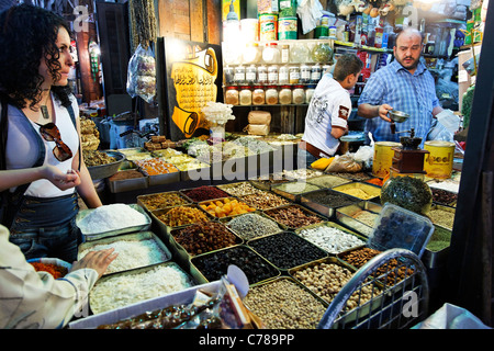 Shop Verkauf Trockenfrüchten und Nüssen in den Souk Al-Hamidiyah, Damaskus, Syrien Stockfoto