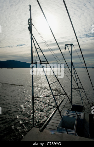 Winden, Kabeln und Seilen bilden eine Reefnet Lachs Angeln Boote Methode im pazifischen Wildlachs aus dem Puget Sound schleppen. Stockfoto