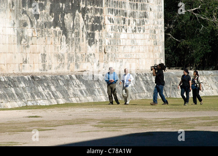 Staatspräsident Felipe Calderon von Mexiko Touren Chichen Itza mit Peter Greenberg Stockfoto