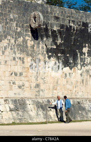 Staatspräsident Felipe Calderon von Mexiko Touren Chichen Itza mit Peter Greenberg Stockfoto