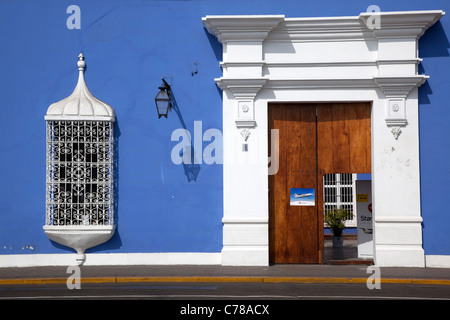 Bunt bemalten Kolonialzeit Bauten dieser Front Trujillo ", Plaza de Armas Perus oder Hauptplatz. Stockfoto