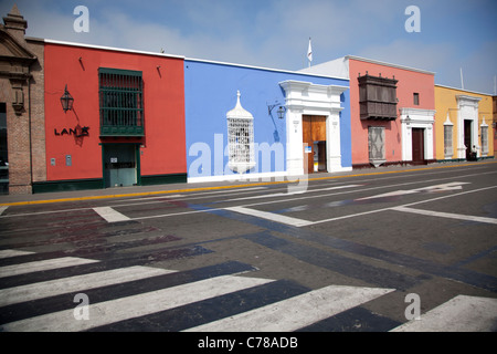 Bunt bemalten Kolonialzeit Bauten dieser Front Trujillo ", Plaza de Armas Perus oder Hauptplatz. Stockfoto