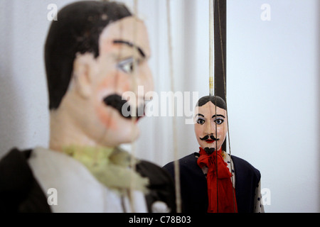 Nahe der von einer großen männlichen sizilianische Marionette / Marionette mit Schnurrbart unscharf. Puppe im Hintergrund im Fokus Stockfoto