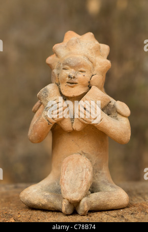 Keramik männliche Figur, die eine Frau mit zwei Hämmern Teil des antiken Tolita Kultur Ecuador 500 Ce 500 Bca? Stockfoto