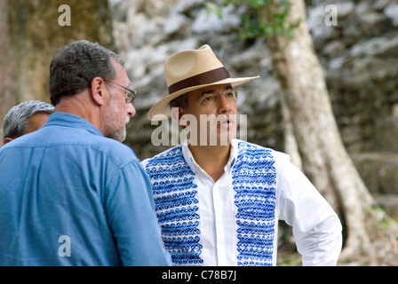 Staatspräsident Felipe Calderon von Mexiko Touren Calakmul mit Peter Greenberg und guide Stockfoto