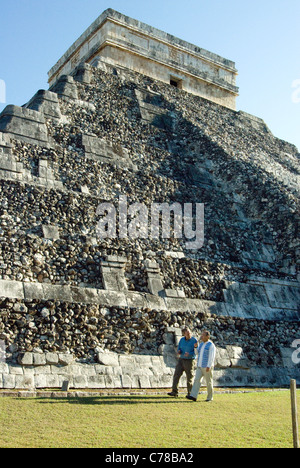 Staatspräsident Felipe Calderon von Mexiko Touren Chichen Itza mit Peter Greenberg Stockfoto