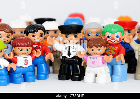 Eine Gruppe von der Marke Lego Duplo Figuren mit glücklichen Gesichtern Stockfoto