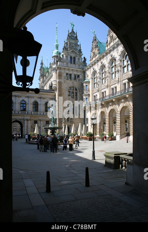 Blick durch den Torbogen zum Innenhof des Hamburger Rathauses, Deutschland Stockfoto