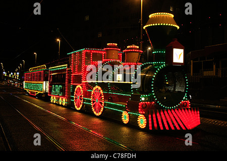 Straßenbahnen in Blackpool während die Beleuchtung an einem nassen Abend im September Stockfoto