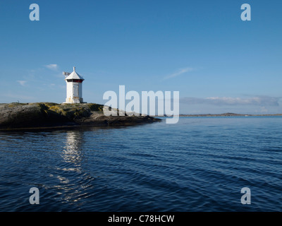 Leuchtturm auf der kleinen Insel in der Nähe von Hallevikstrand, Bohuslän, Schweden Stockfoto