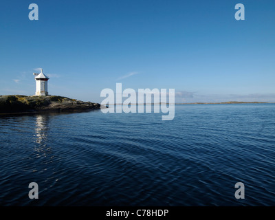 Leuchtturm auf der kleinen Insel in der Nähe von Hallevikstrand, Bohuslän, Schweden Stockfoto