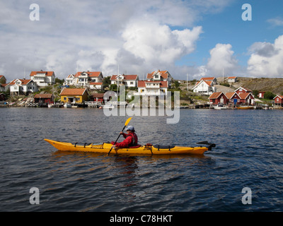 Kajakfahren in Kyrkesund, Bohuslän, Schweden Stockfoto