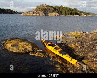 Kayak auf kleinen Felsen im Koljöfjord in der Nähe von Store Harholmen, Bohuslän, Schweden Stockfoto