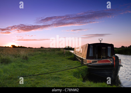 Narrowboat im Morgengrauen Stockfoto